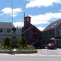 La place centrale, les boutiques autour